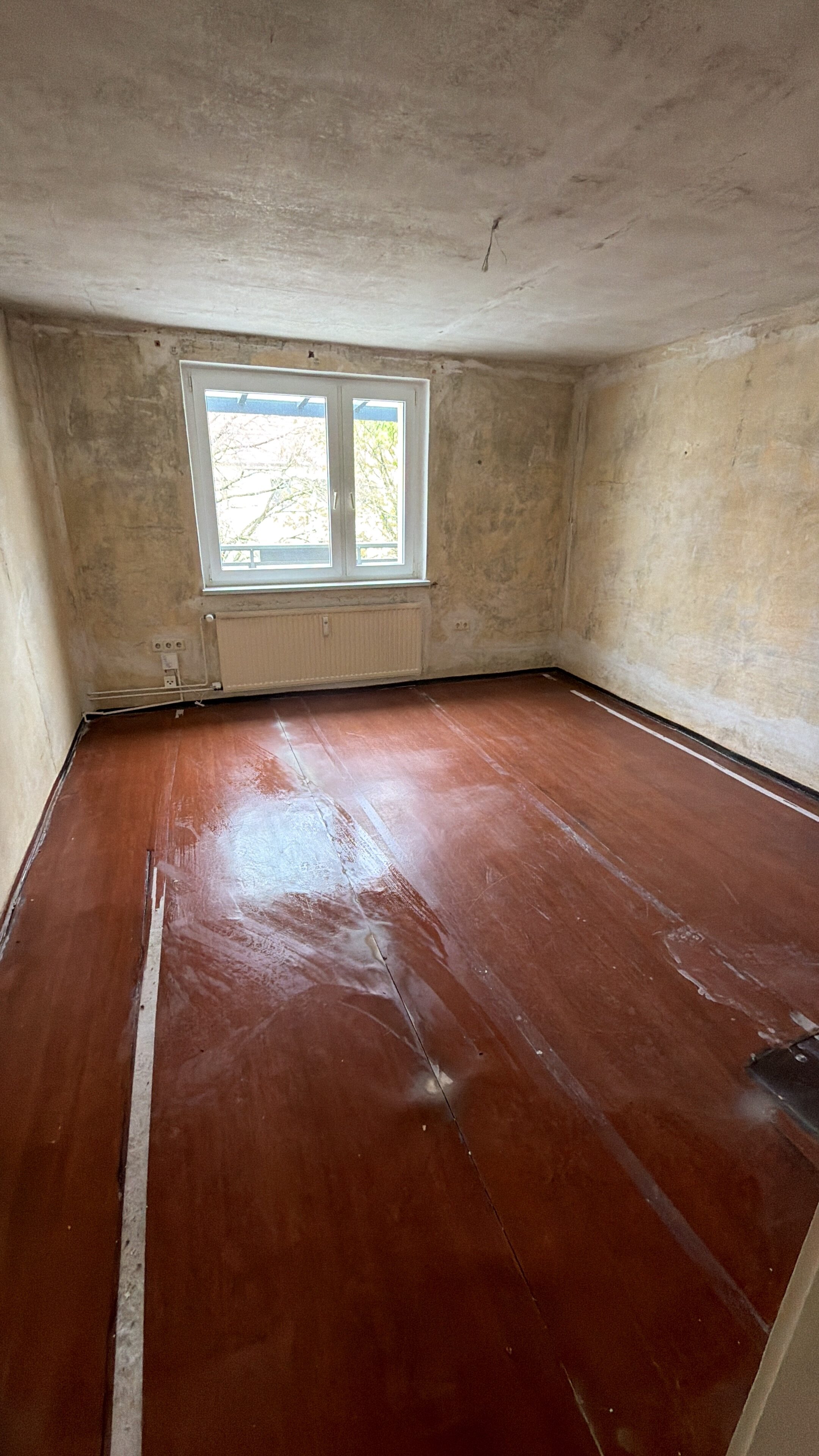 Wohnungsauflösung, mit Entfernung Tapete und Bodenbeläge