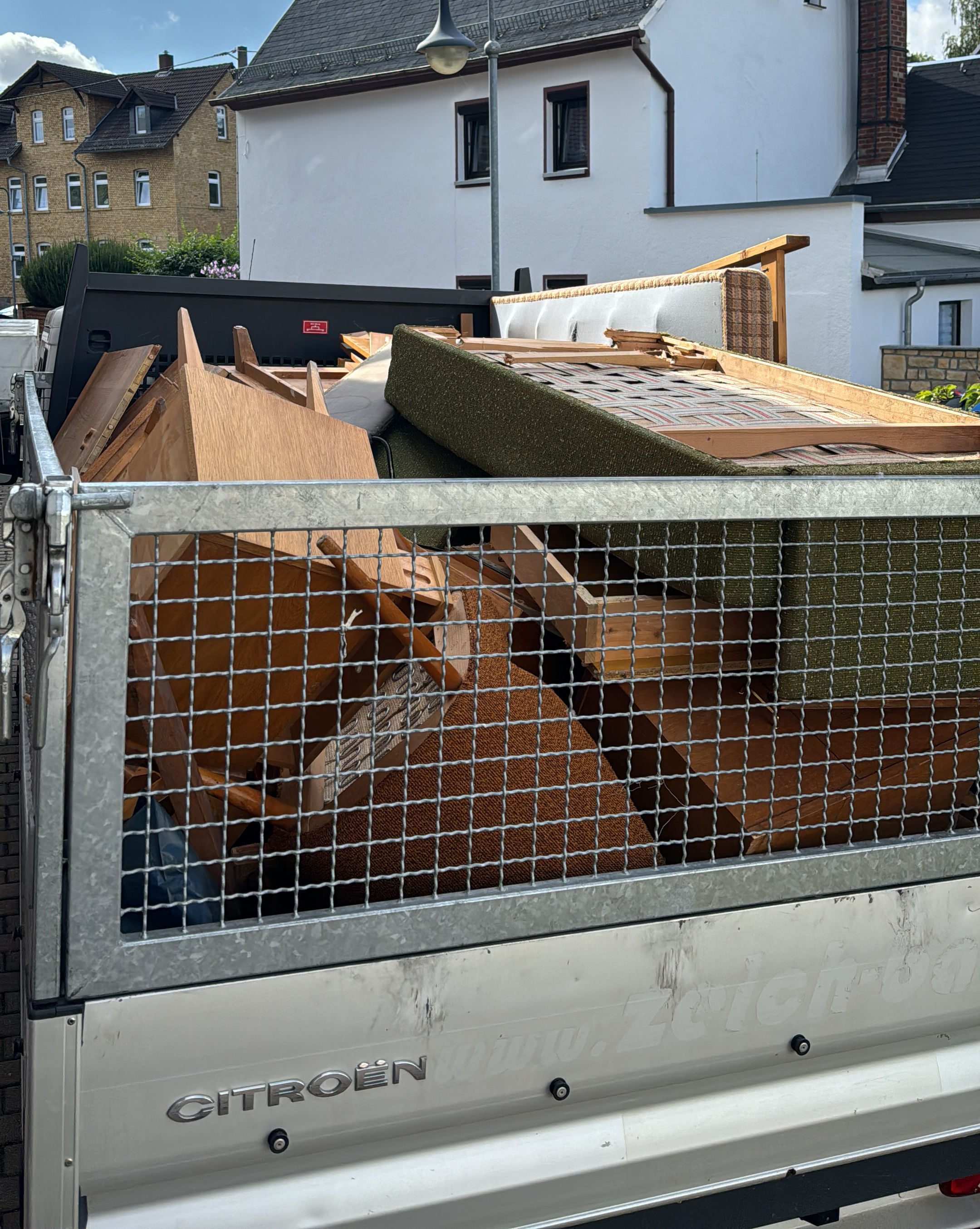 ein Transporter von Mopseo voll mit Sperrmüll