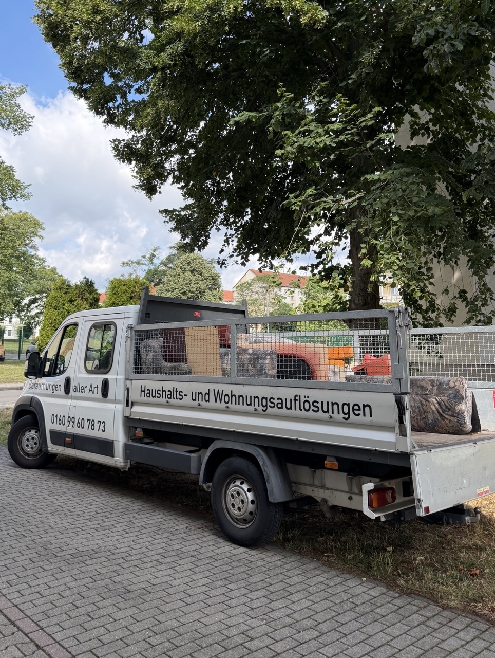 Haus mit Garage und Nebenbereichen bei Haushaltsauflösung in Groitzsch