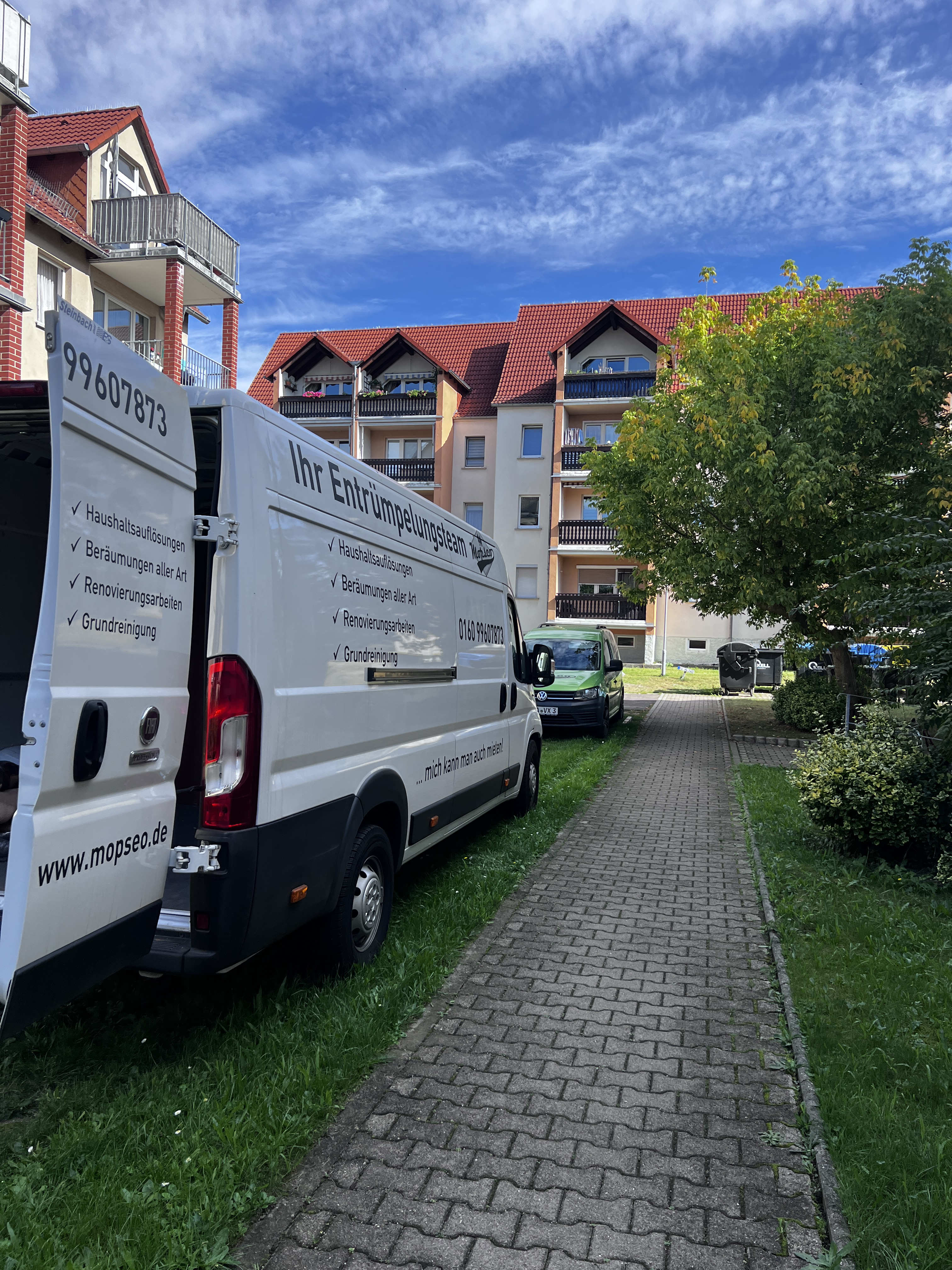 Fahrzeuge unseres Teams bei einer Beräumung
