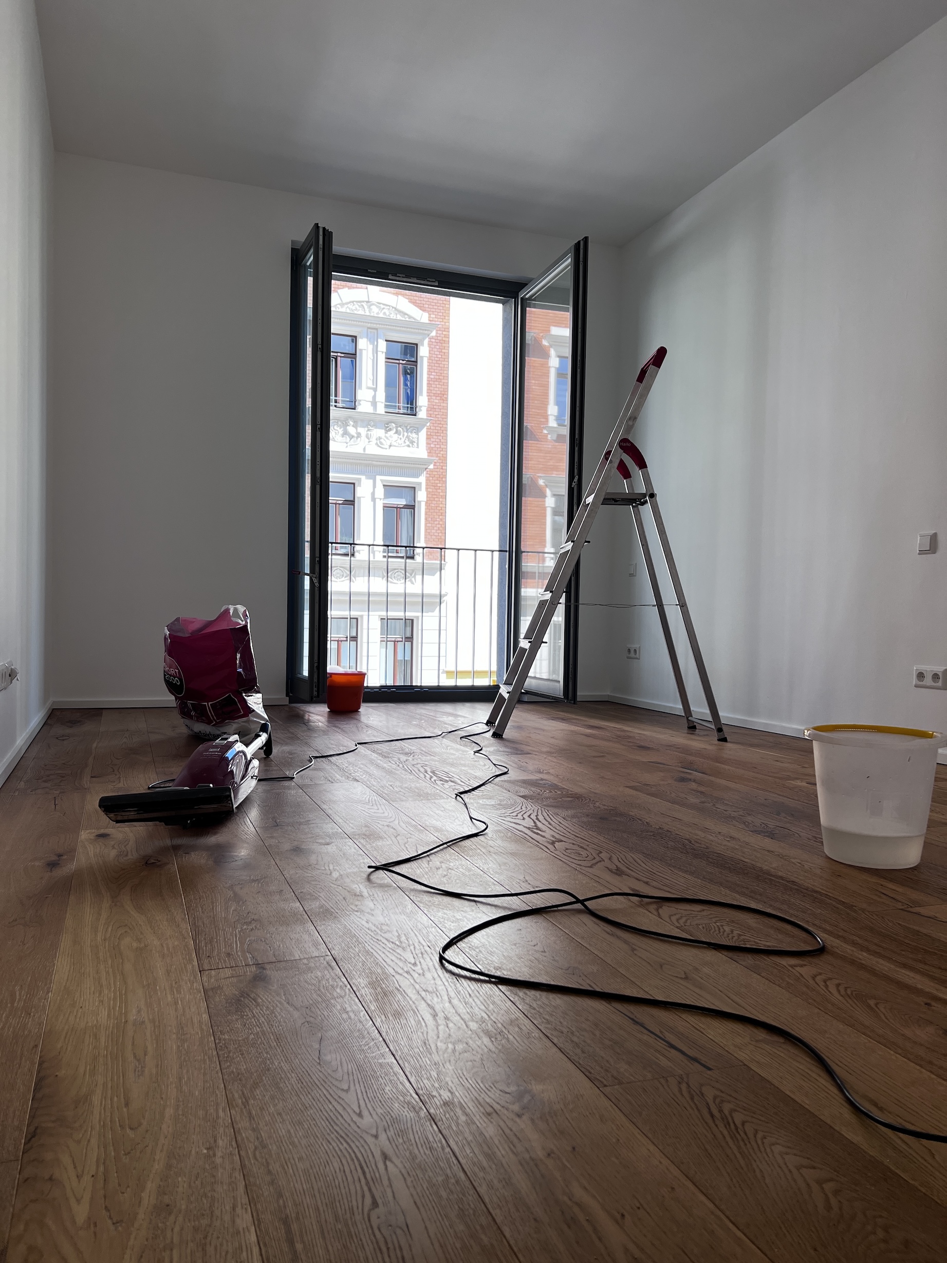 Reinigungsarbeiten von Mopseo in einer Wohnung 