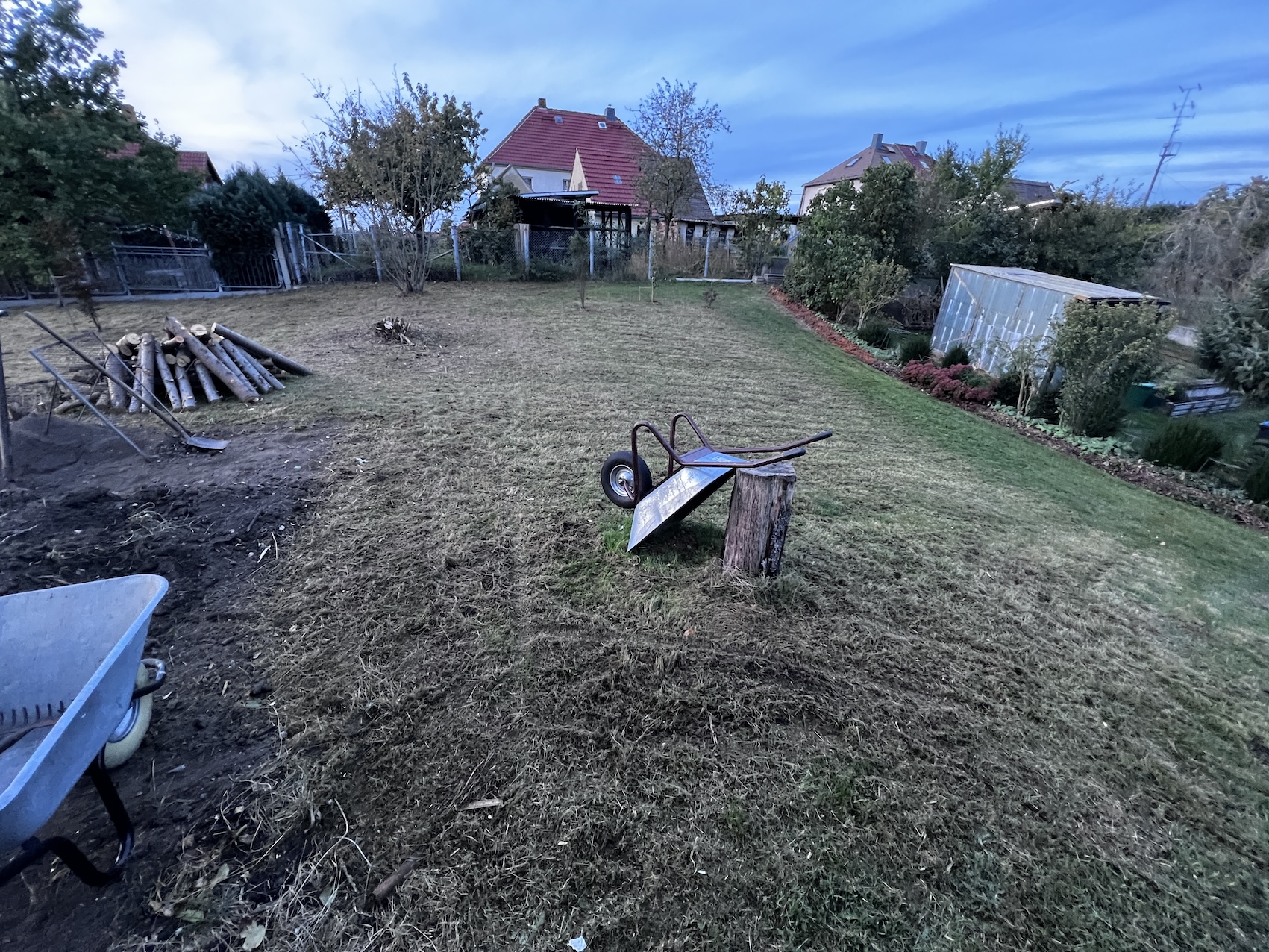 Haus und Außenbereich nach Beräumung und Grundstückspflege durch MOPSEO